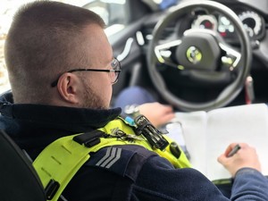Zdjęcie przedstawia umundurowanego policjanta.