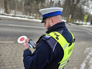 Zdjęcie przedstawia umundurowanego policjanta.