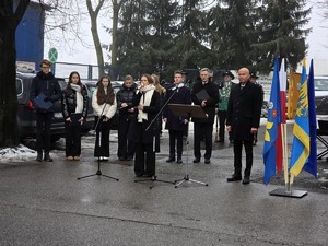 Zdjęcie przedstawia uczestników uroczystości.
