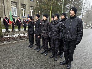 Zdjęcie przedstawia uczestników uroczystości.