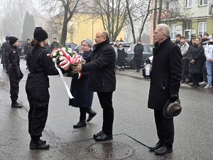 Zdjęcie przedstawia uczestników uroczystości.