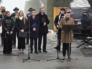 Zdjęcie przedstawia uczestników uroczystości.