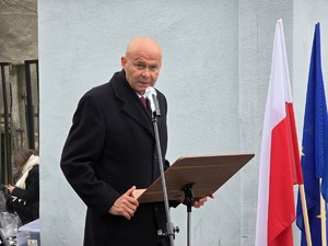Zdjęcie przedstawia uczestników uroczystości.