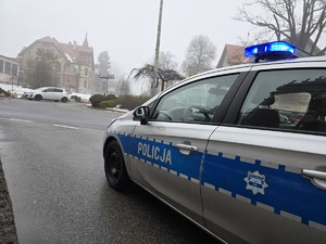 Zdjęcie przedstawia oznakowany radiowóz.