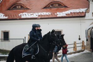 Zdjęcie przedstawia dwóch umundurowanych policjantów na policyjnych koniach.