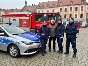 Zdjęcie przedstawia umundurowanych policjantów oraz uczestników wydarzenia.