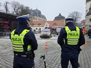 Zdjęcie przedstawia dwóch umundurowanych policjantów.