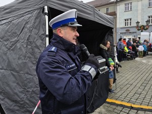 Zdjęcie przedstawia umundurowanego policjanta.