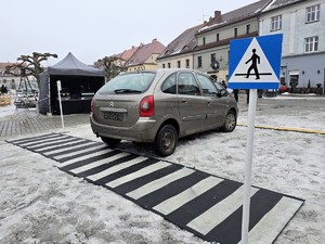 Zdjęcie przedstawia samochód osobowy.