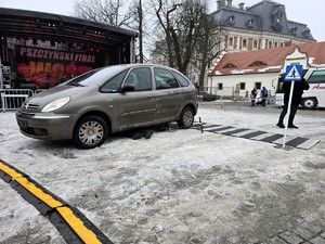 Zdjęcie przedstawia samochód osobowy.
