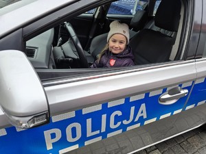 Zdjęcie przedstawia uczestnika wydarzenia w radiowozie.