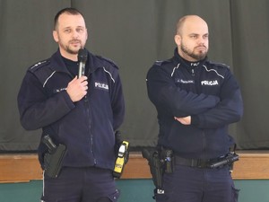 Zdjęcie przedstawia dwóch umundurowanych policjantów.