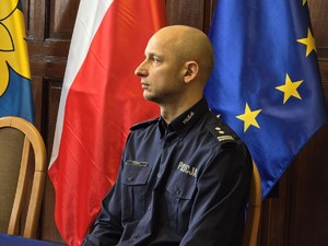 Na zdjęciu znajduje się umundurowany policjant.