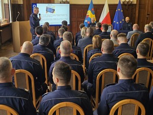 Zdjęcie przedstawia umundurowanych policjantów uczestniczących w wydarzeniu.