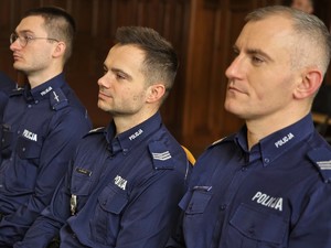 Zdjęcie przedstawia umundurowanych policjantów uczestniczących w wydarzeniu.