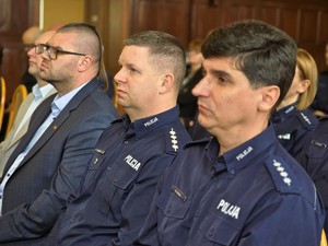 Zdjęcie przedstawia umundurowanych policjantów oraz uczestników wydarzenia.