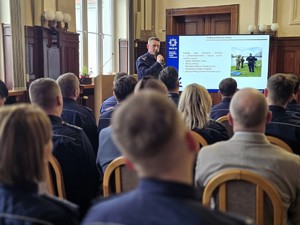 Zdjęcie przedstawia umundurowanych policjantów oraz uczestników wydarzenia.