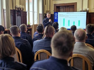 Zdjęcie przedstawia umundurowanych policjantów oraz uczestników wydarzenia.