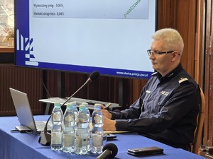 Zdjęcie przedstawia umundurowanego policjanta.
