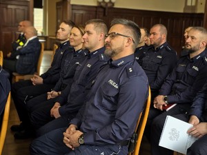 Zdjęcie przedstawia umundurowanych policjantów uczestniczących w wydarzeniu.
