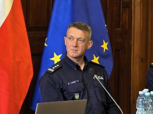 Zdjęcie przedstawia umundurowanego policjanta.