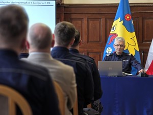 Zdjęcie przedstawia umundurowanych policjantów oraz uczestników wydarzenia.