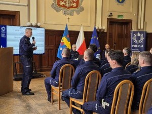 Zdjęcie przedstawia umundurowanych policjantów uczestniczących w wydarzeniu.