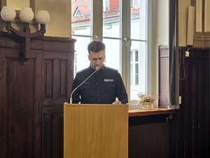 Zdjęcie przedstawia umundurowanego policjanta.