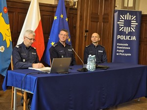 Zdjęcie przedstawia trzech umundurowanych policjantów.