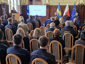 Zdjęcie przedstawia umundurowanych policjantów oraz uczestników wydarzenia.