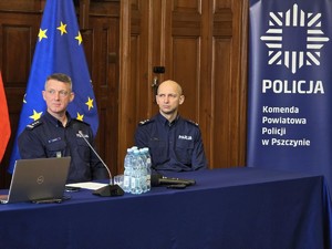 Zdjęcie przedstawia dwóch umundurowanych policjantów.