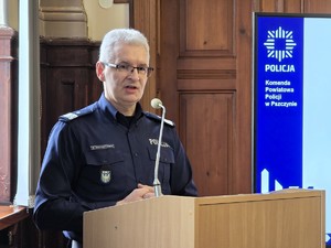 Zdjęcie przedstawia umundurowanego policjanta.