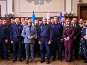 Zdjęcie przedstawia umundurowanych policjantów oraz uczestników wydarzenia.