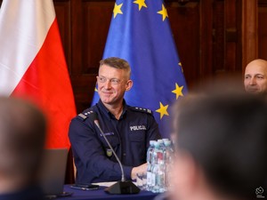 Zdjęcie przedstawia umundurowanego policjanta.