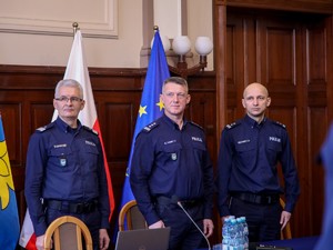 Zdjęcie przedstawia trzech umundurowanych policjantów.