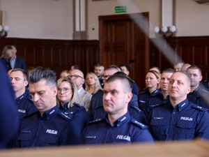 Zdjęcie przedstawia umundurowanych policjantów uczestniczących w wydarzeniu.