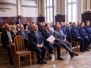 Zdjęcie przedstawia umundurowanych policjantów oraz uczestników wydarzenia.
