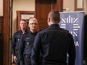 Na zdjęciu znajduje się trzech umundurowanych policjantów.
