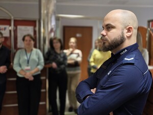 Policjant podczas spotkania profilaktycznego.