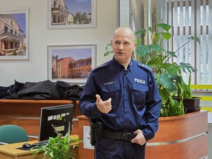 Policjant podczas spotkania profilaktycznego.