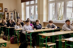 Na zdjęciu znajdują się uczniowie uczestniczący w spotkaniu.