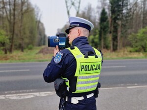 Zdjęcie przedstawia umundurowanego policjanta.