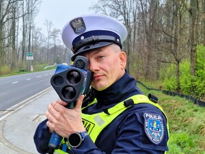 Na zdjęciu znajduje się umundurowany policjant.