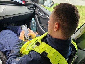 Na zdjęciu znajduje się umundurowany policjant.