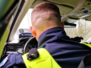 Na zdjęciu znajduje się umundurowany policjant.