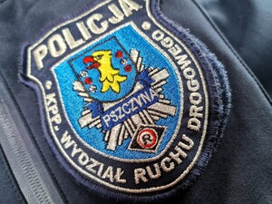 Na zdjęciu znajduje się naszywka policyjna.