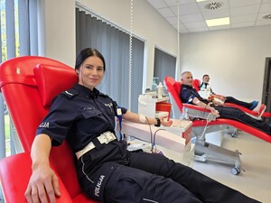 Zdjęcie przedstawia umundurowanych policjantów oddających krew.
