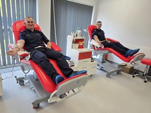 Zdjęcie przedstawia umundurowanych policjantów oddających krew.