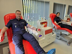 Zdjęcie przedstawia umundurowanych policjantów oddających krew.