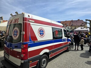 Zdjęcie przedstawia ambulans.